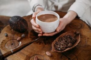 Chamana ofreciendo Taza para Ceremonia de Cacao