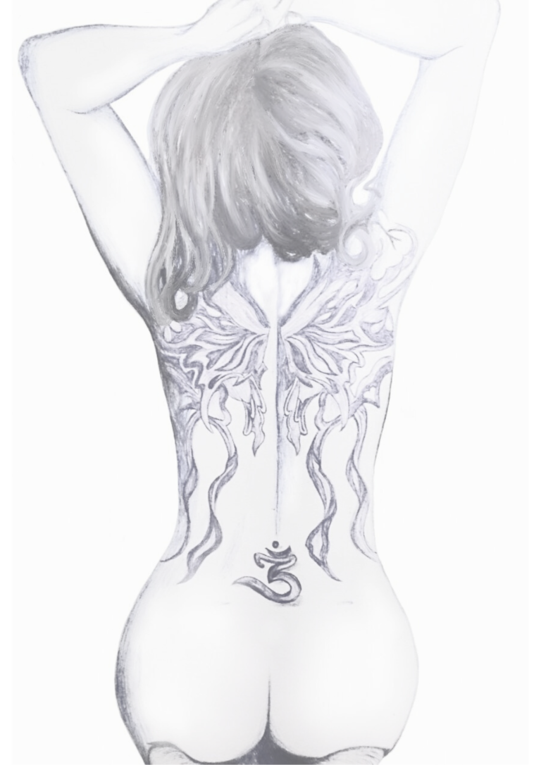 Mujer de espaldas con tatuaje de alas de mariposa, trasformación y tantra